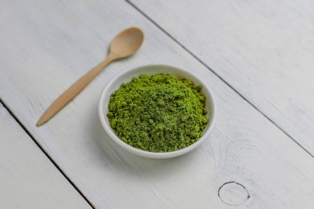 word-matcha-made-you-green-matcha-powder-spoon-bamboo-white-copiar_114579-3906 palabra-matcha-hecha-te-verde-matcha-polvo-cuchara-bambu-blanco-copiar_114579-3906